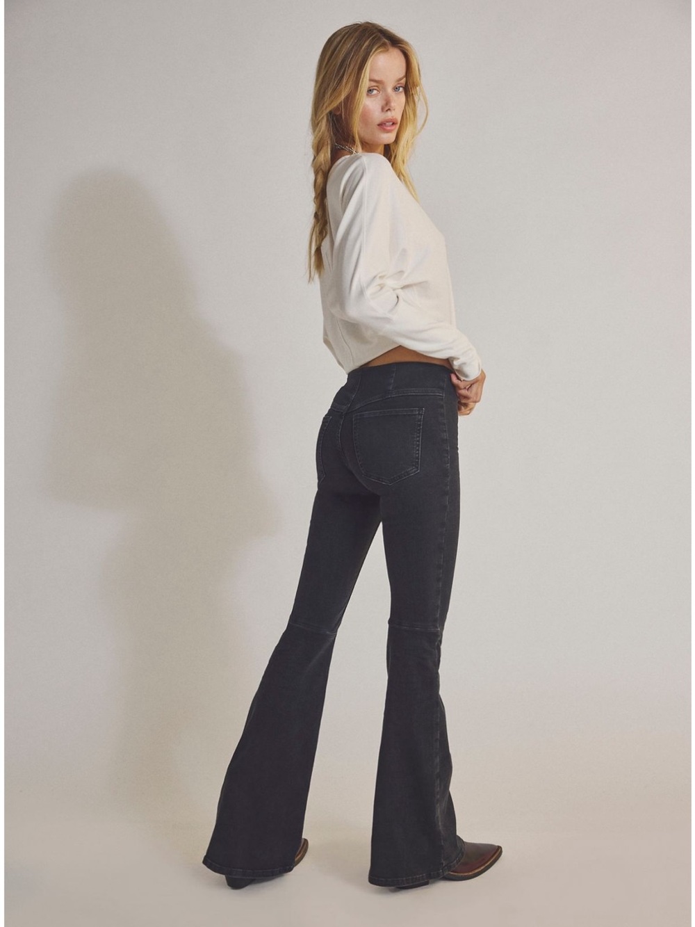 Free People Women’s We The Free Penny Pull-On Flare Jeans. Size 28.